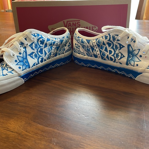 Custom painted new Vulcanized Vans white & blue Henna style - Picture 9 of 11